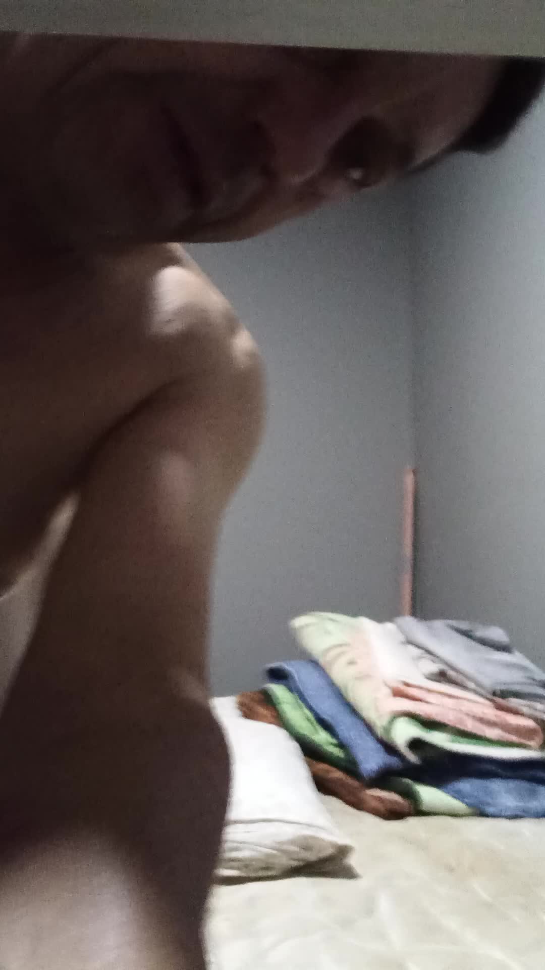 Homem nu exibindo corpo e prazer anal