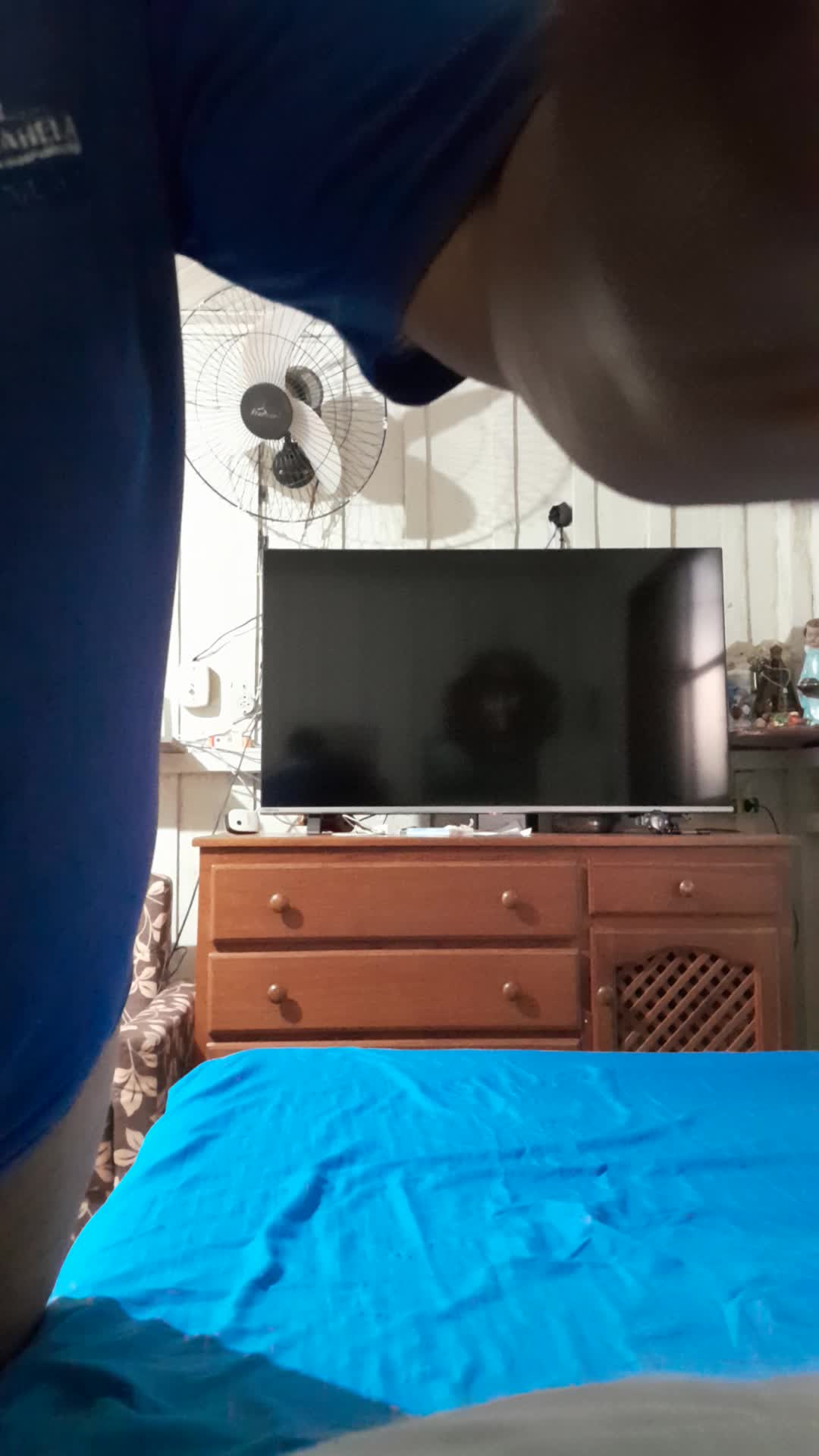 Gostoso exibindo bumbum GG sedutor na cama