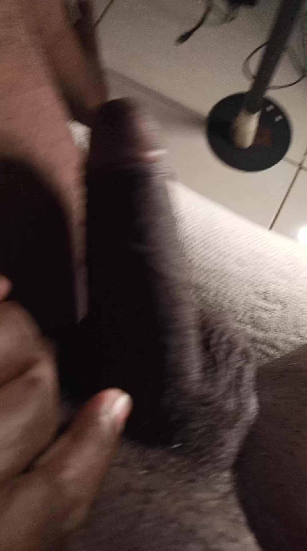 Masturbação e pau duro em cena caseira