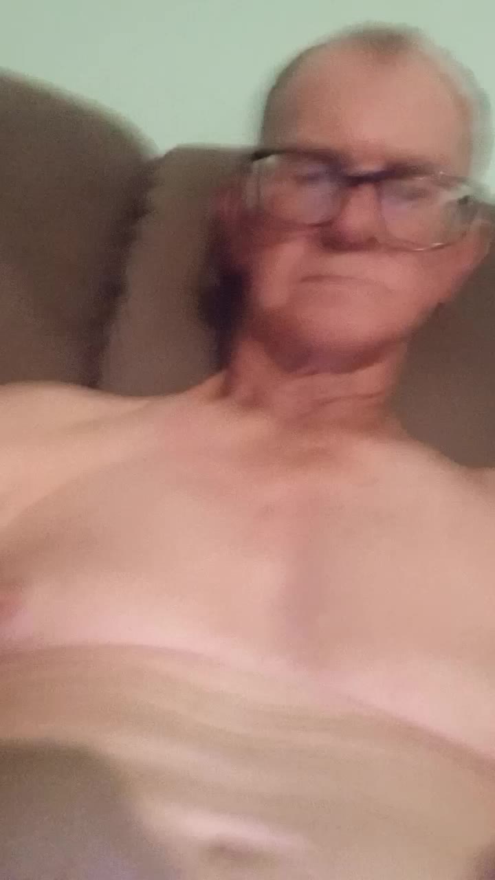 Velhinho maduro careca exibindo corpo e pênis