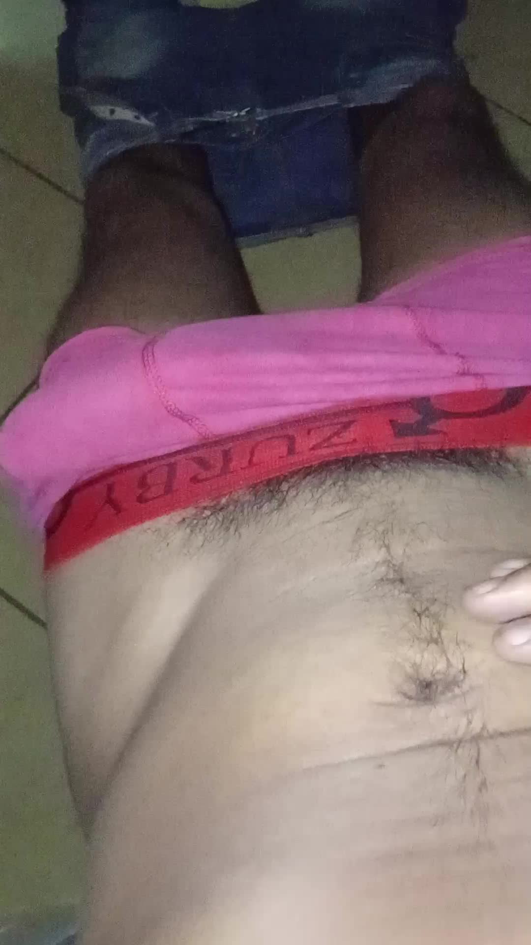 Masturbação, pênis e cueca em vídeo caseiro