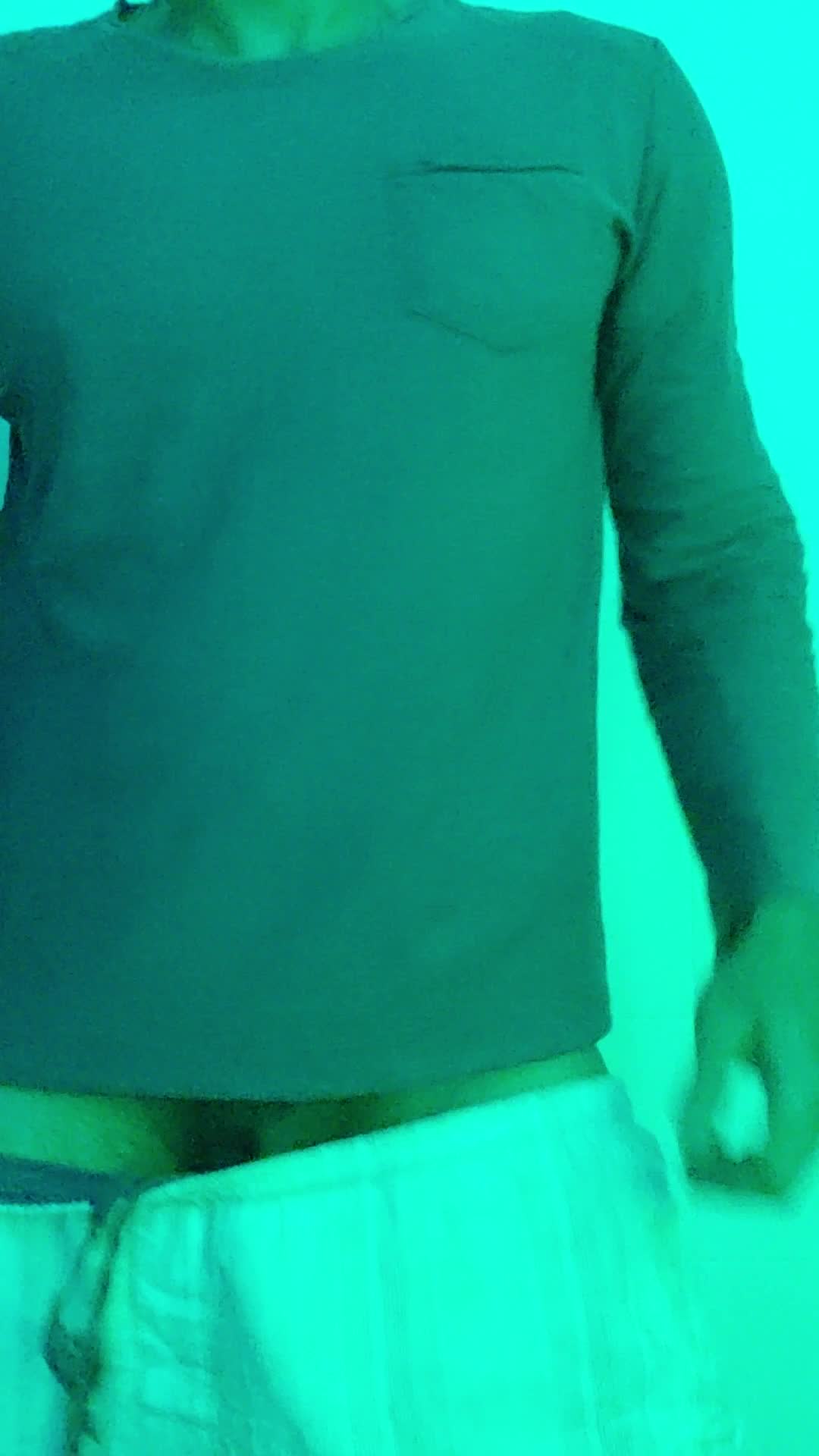 Exibicionismo e show com homem tatuado sensualizando