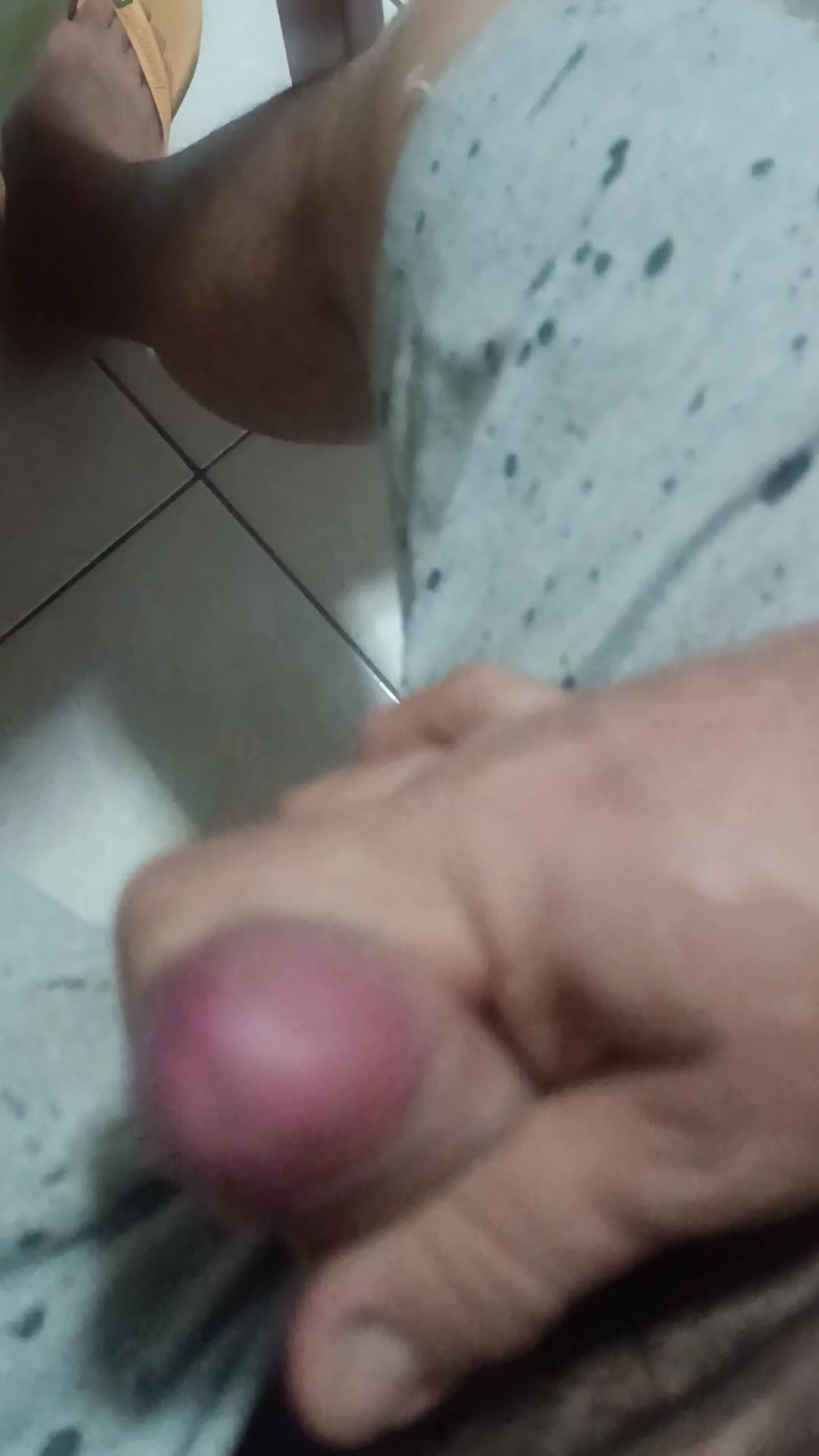 Mãos acariciando pinto em close sensual