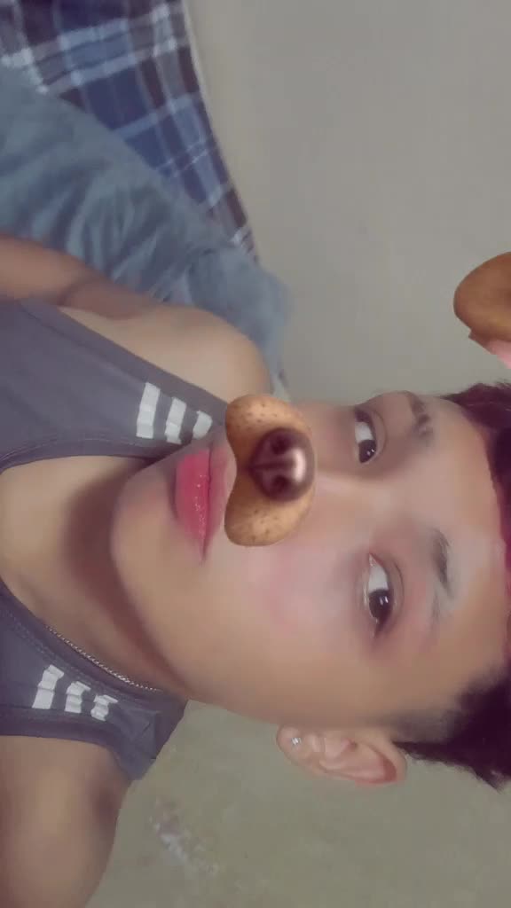Rosto e lábios carnudos com filtro de cachorrinho