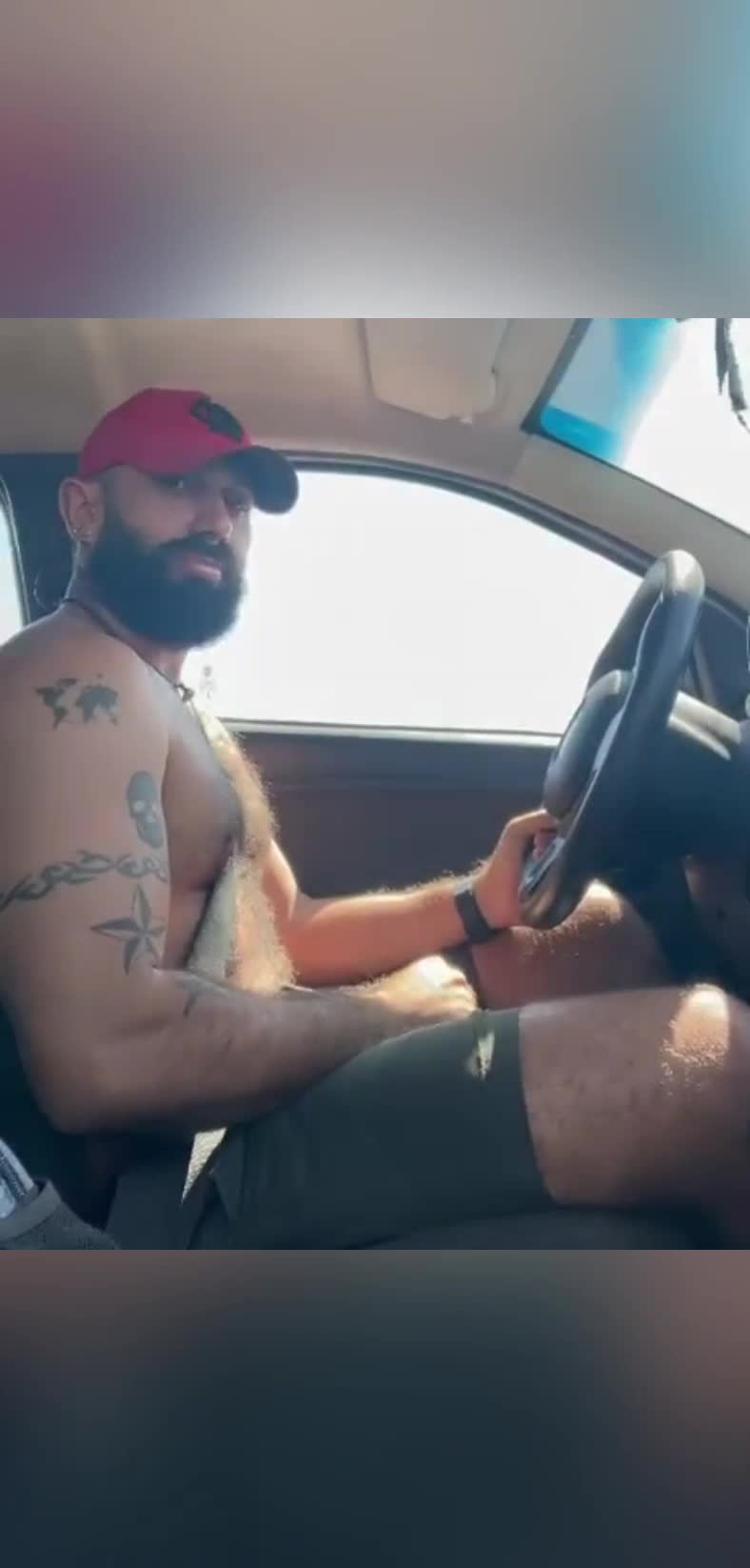 Motorista barbudo, carro, sexo oral e anal