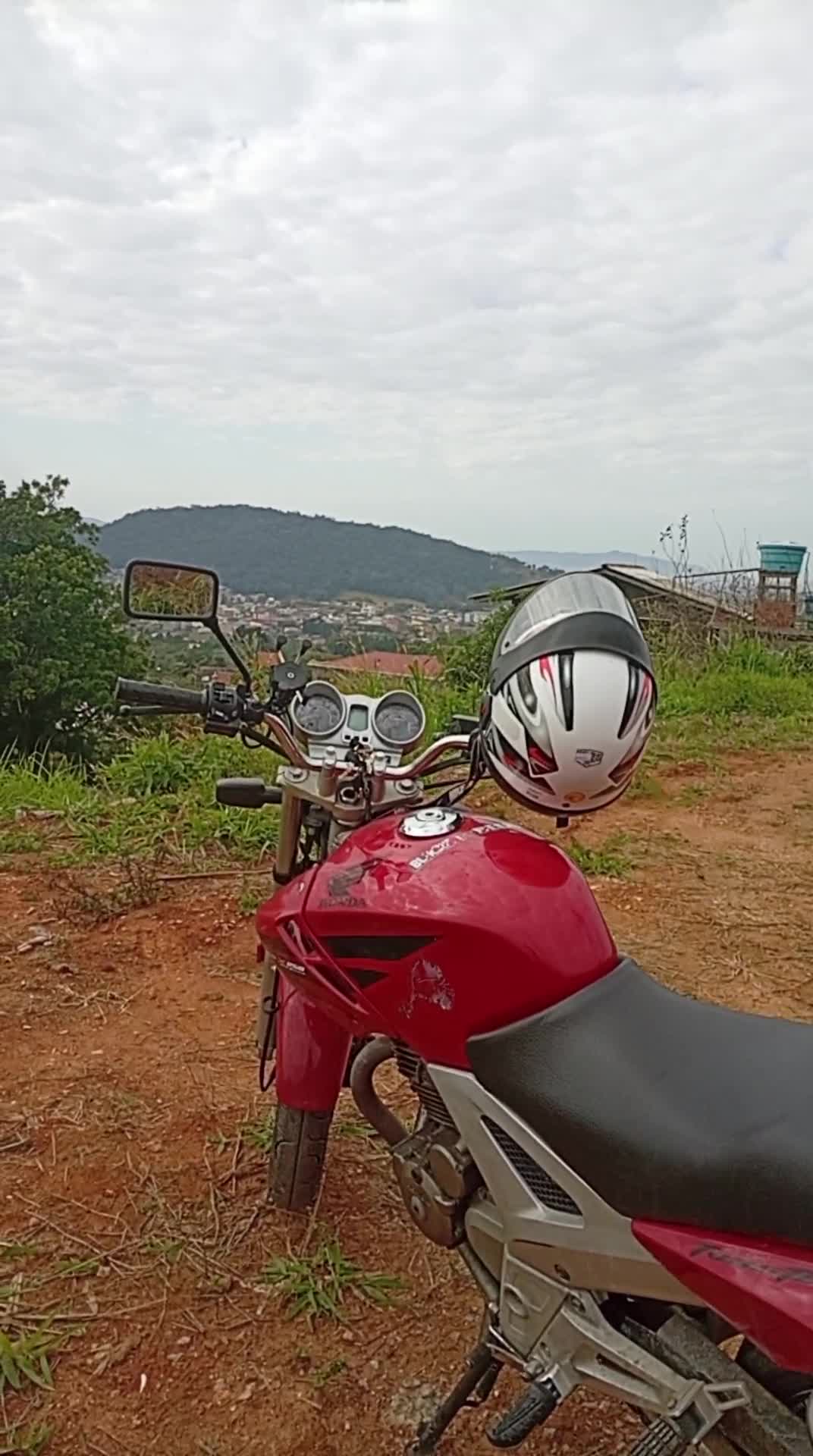 Diego com moto e paisagem sedutora