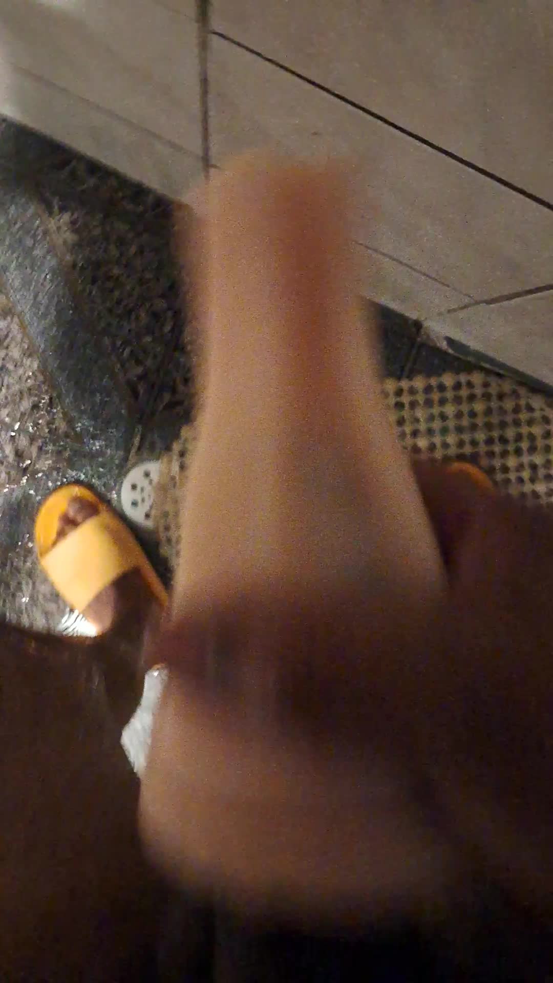 Masturbação com brinquedos no banho