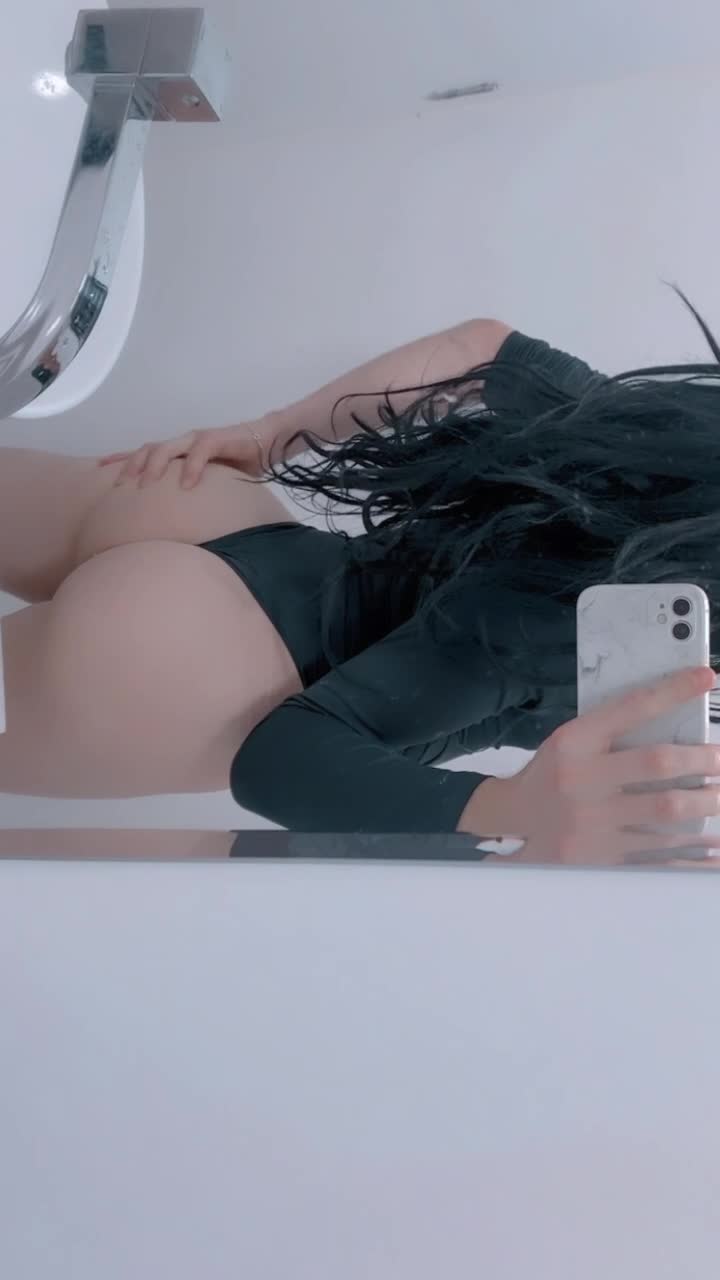 Bumbum tentador no espelho - fetiche bumbum