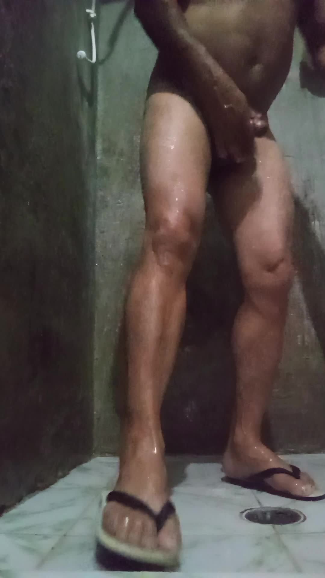 Masturbação, banho e cena crua e sensual