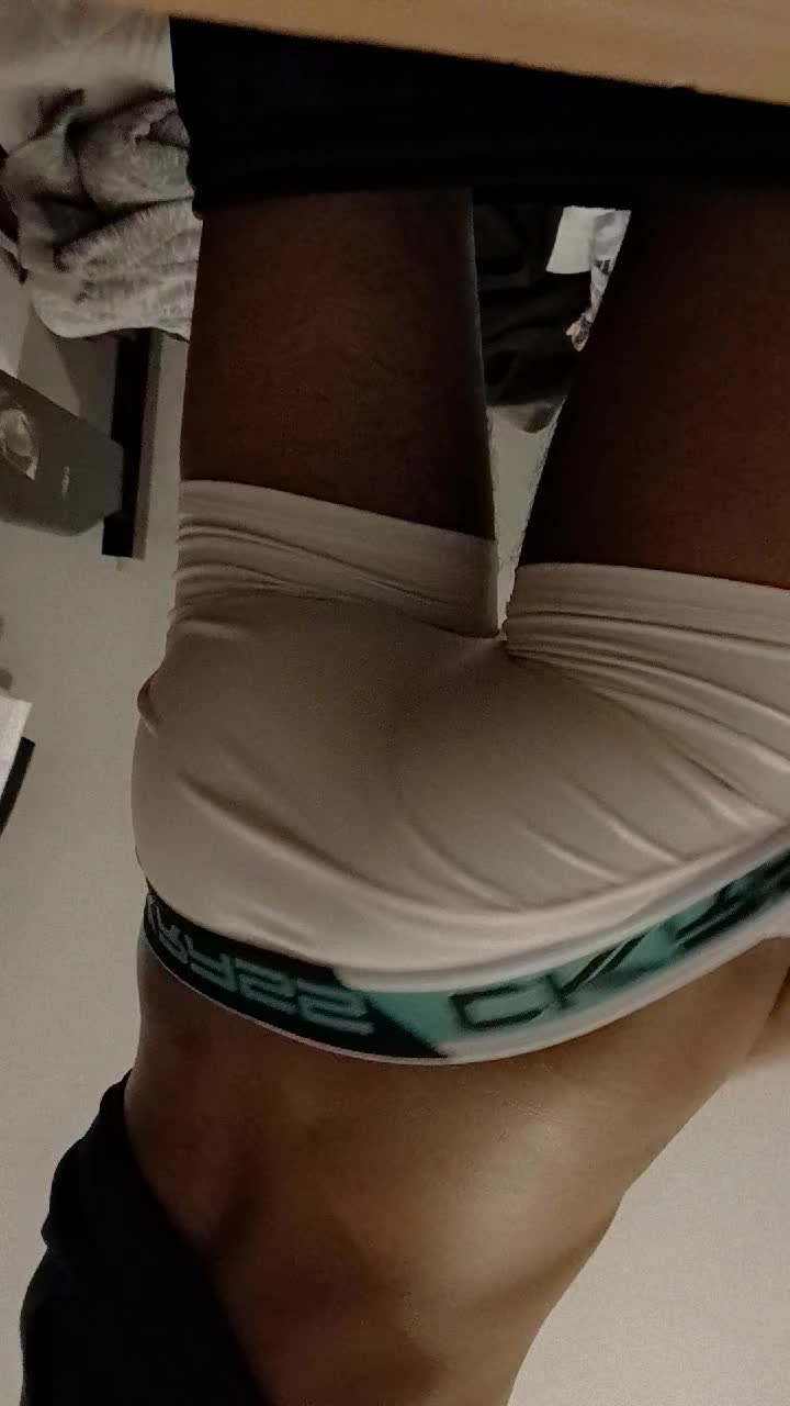 Tease sensual com cueca branca, underwear, exibicionismo e voyeurismo