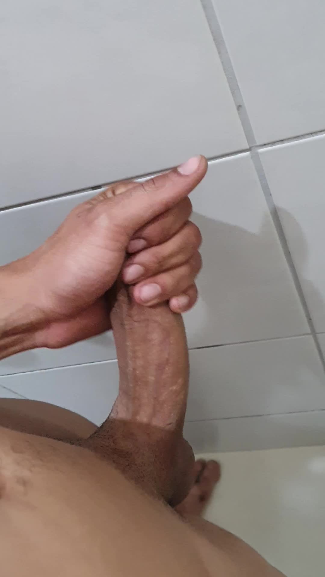 Morenin22 exibindo pau pulsante em cena de masturbação e exibicionismo