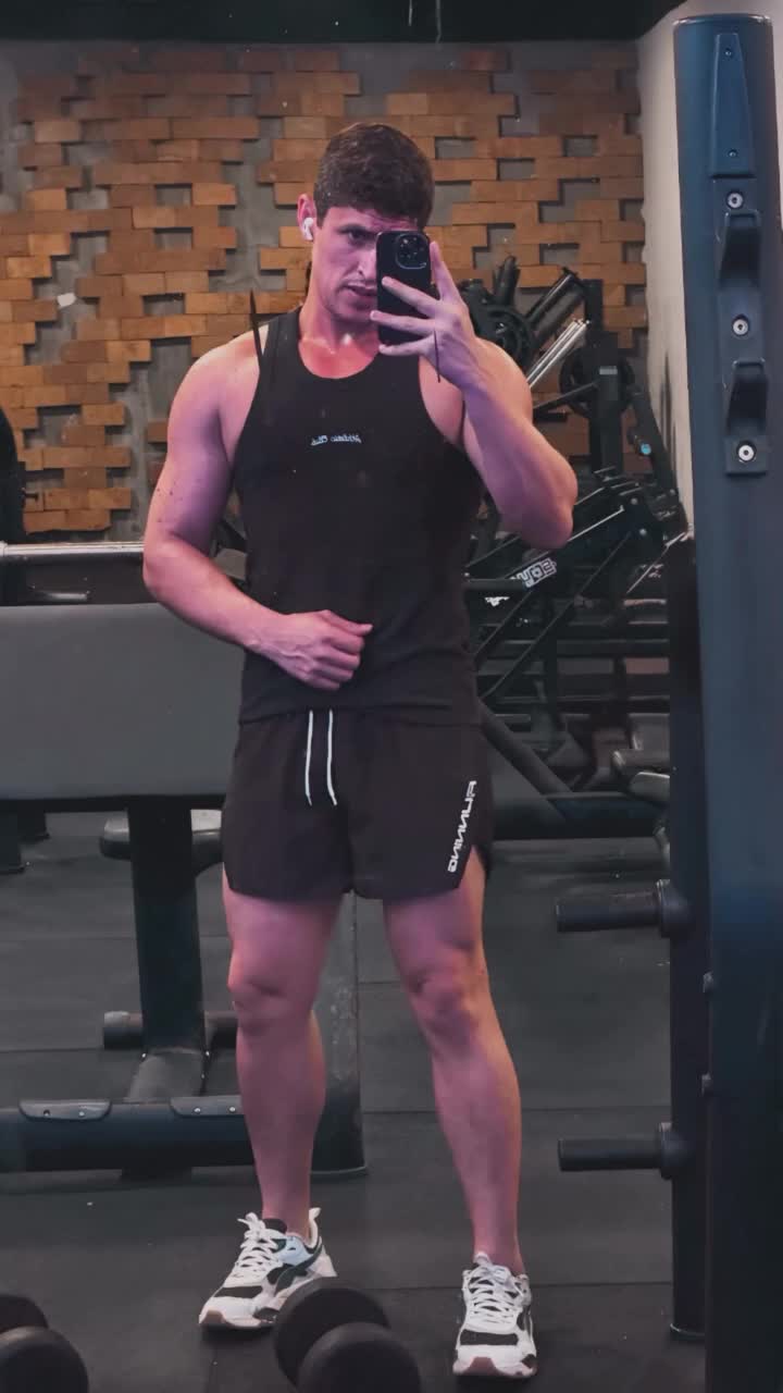 Derykpassivo exibindo corpo sarado na academia