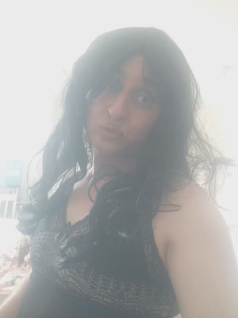 Gostosa de vestido preto mostrando bunda e calcinha trans