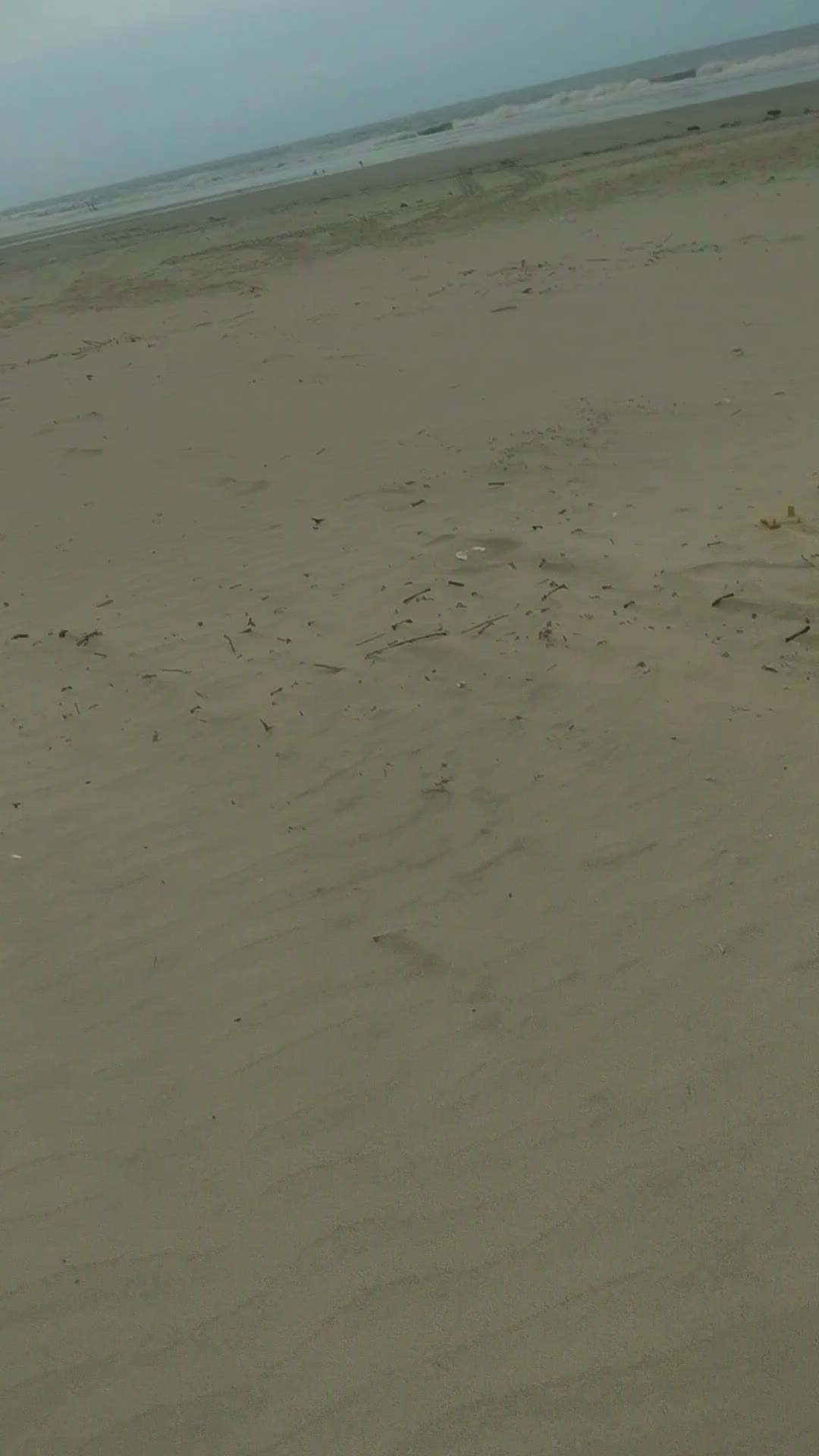 Bunda bronzeada na praia, sensualidade e desejo