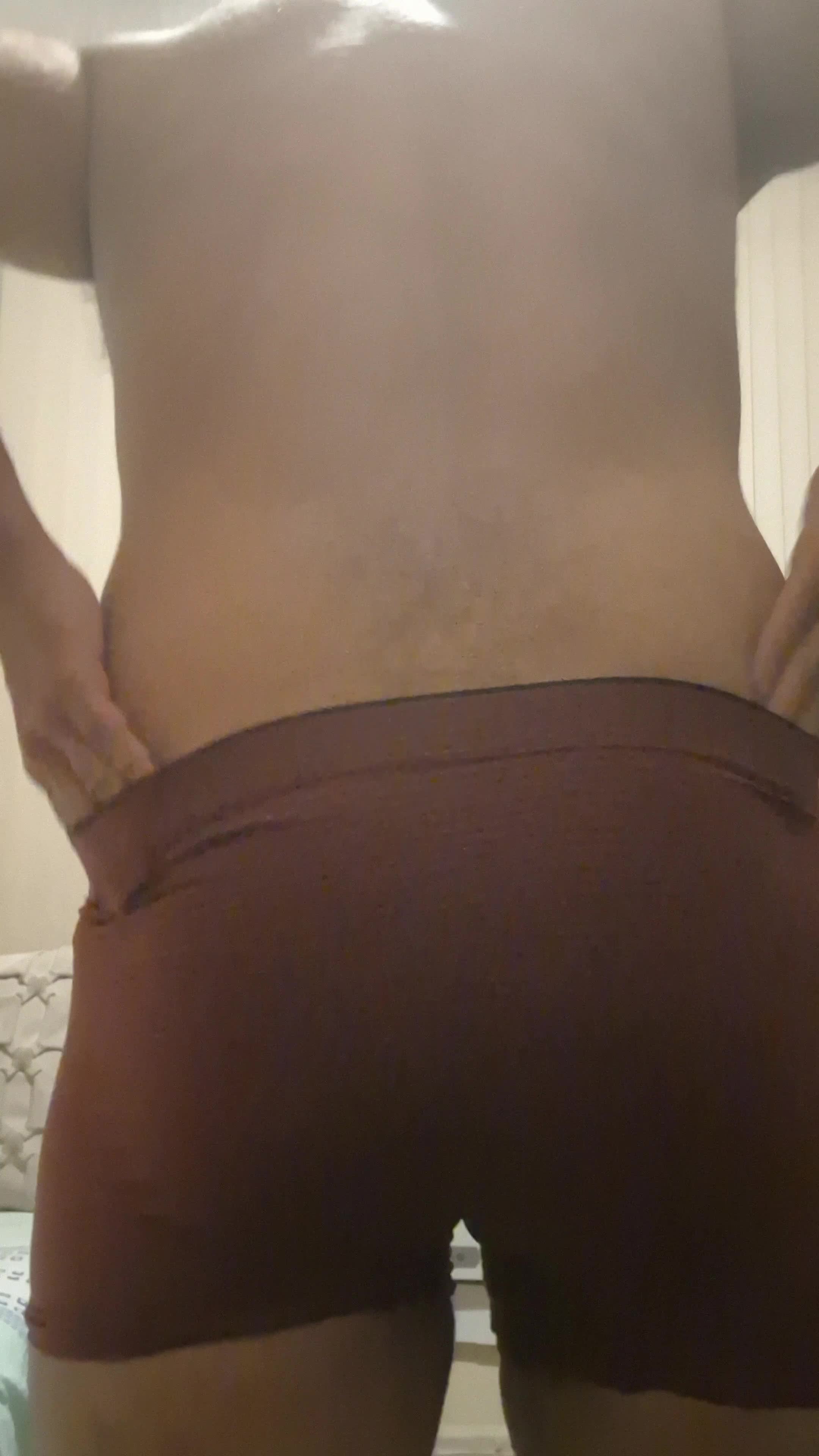 Bunda, voyeurismo e striptease em vídeo sensual