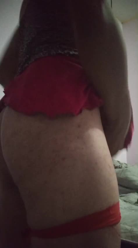 Bunda gostosa rebolando de calcinha e saia