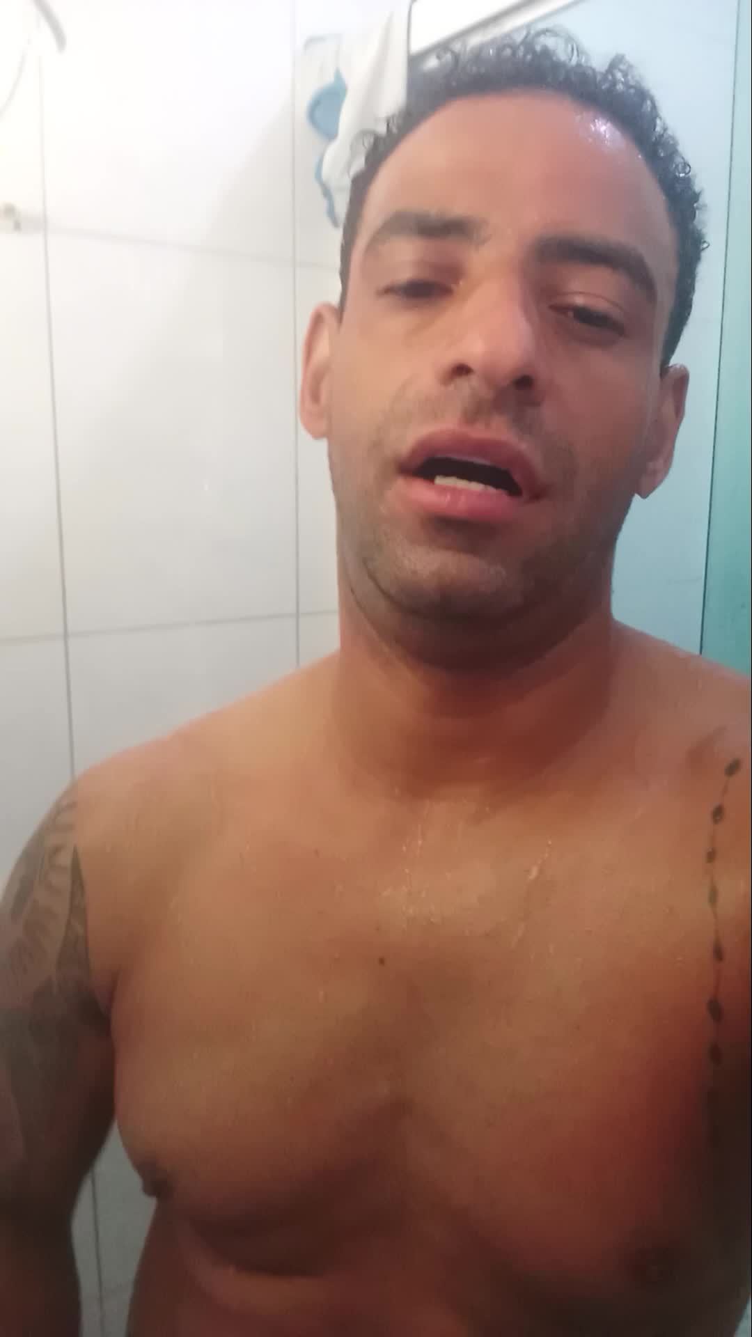 Masturbação, solo, banho, voyeurismo