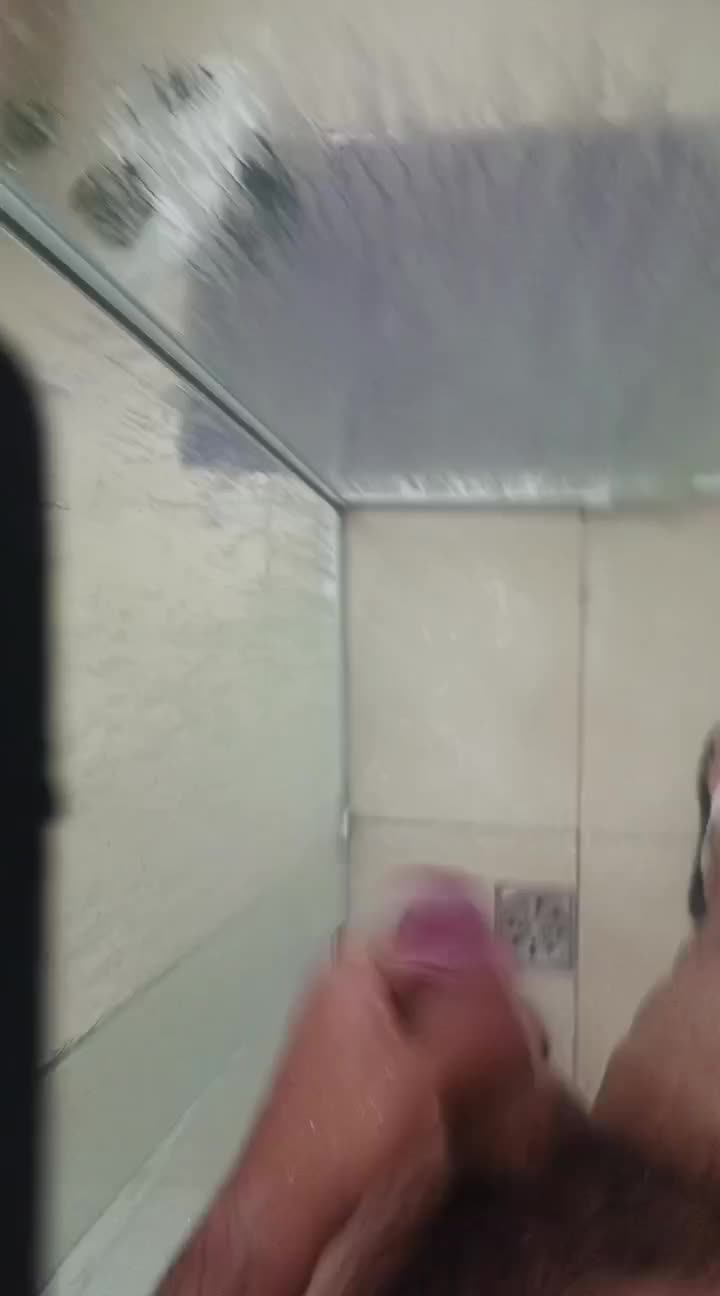 Masturbação solo no box do banheiro
