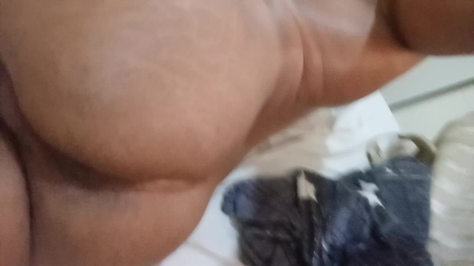 Exibicionismo gay, corpo sarado, tesão na cama