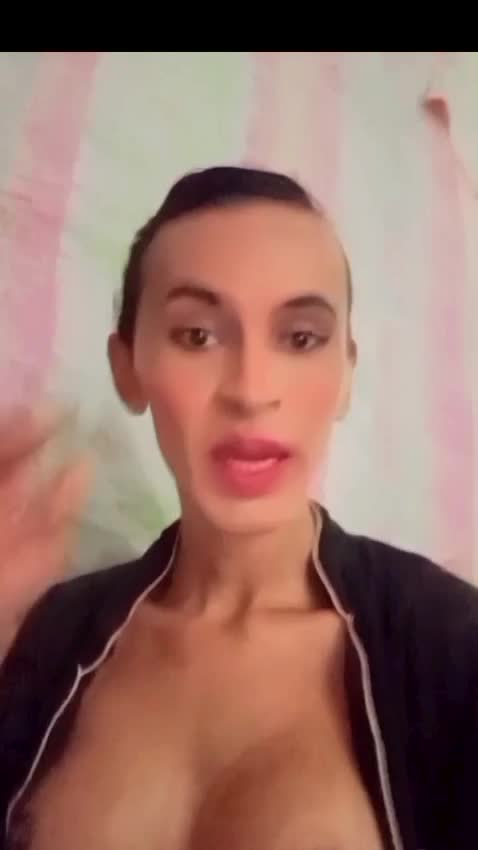 Karla Priscila sensualizando com seios e lingerie