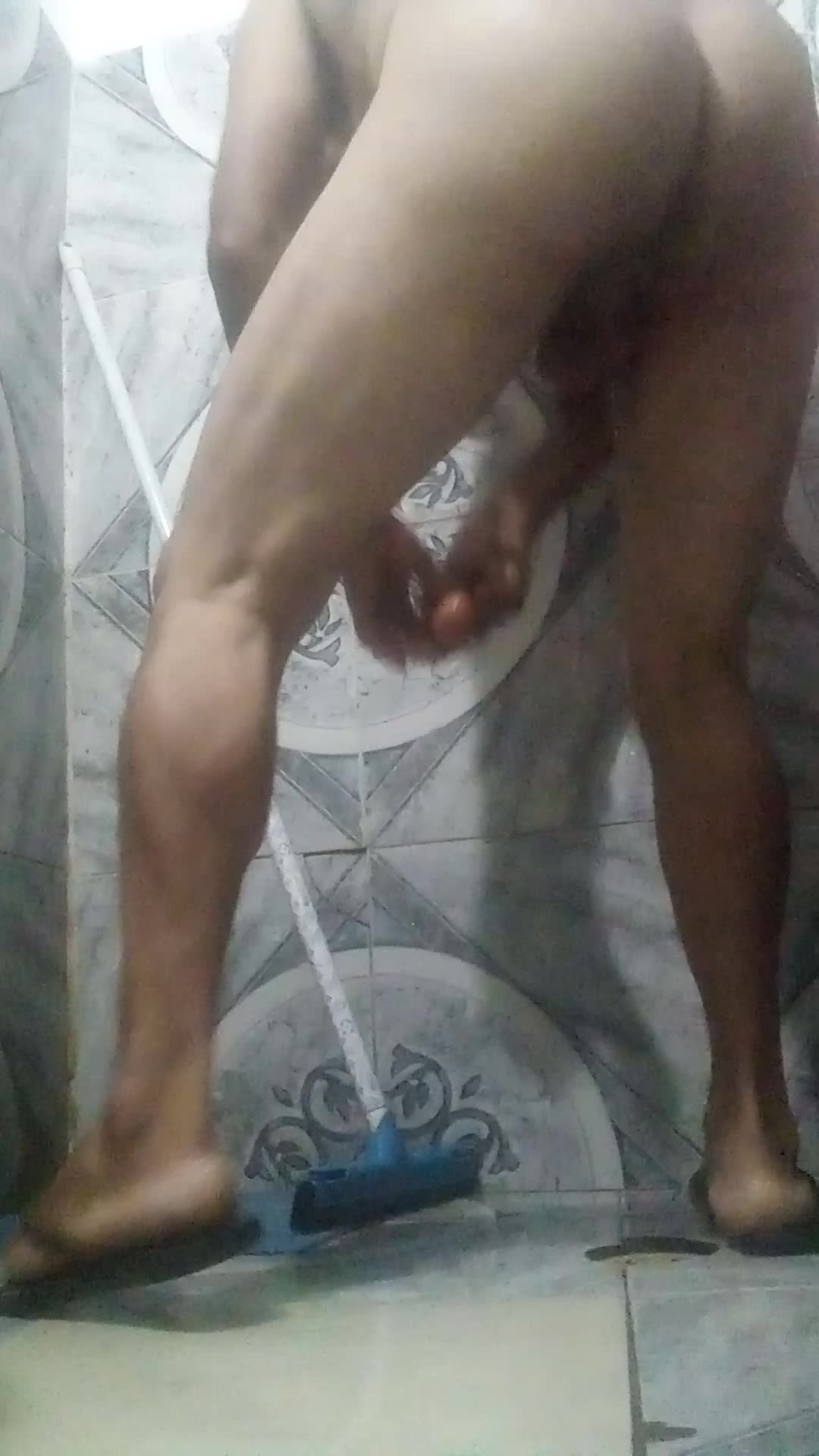 Masturbação sensual e pênis à mostra no banho