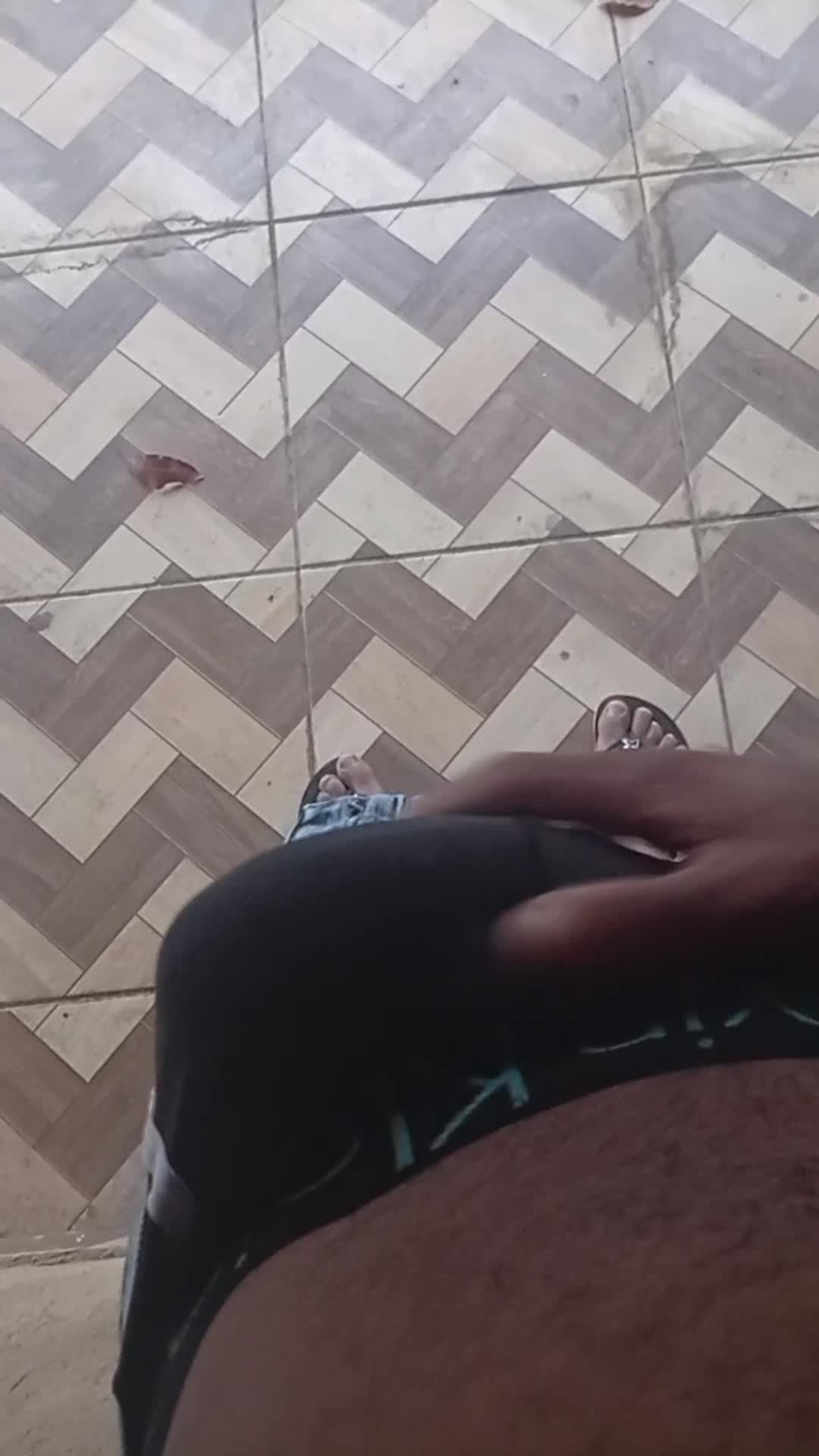 Masturbação provocante com mãos sensuais