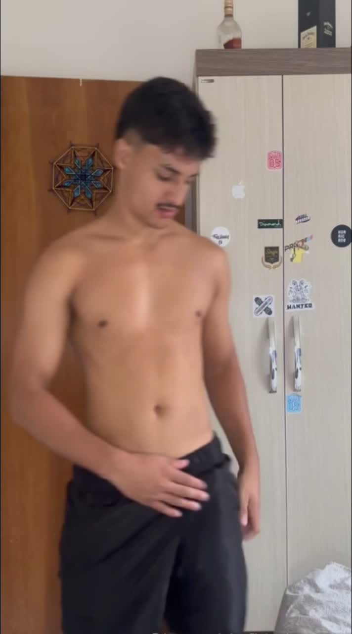 Exibicionismo e cueca com rapaz atlético