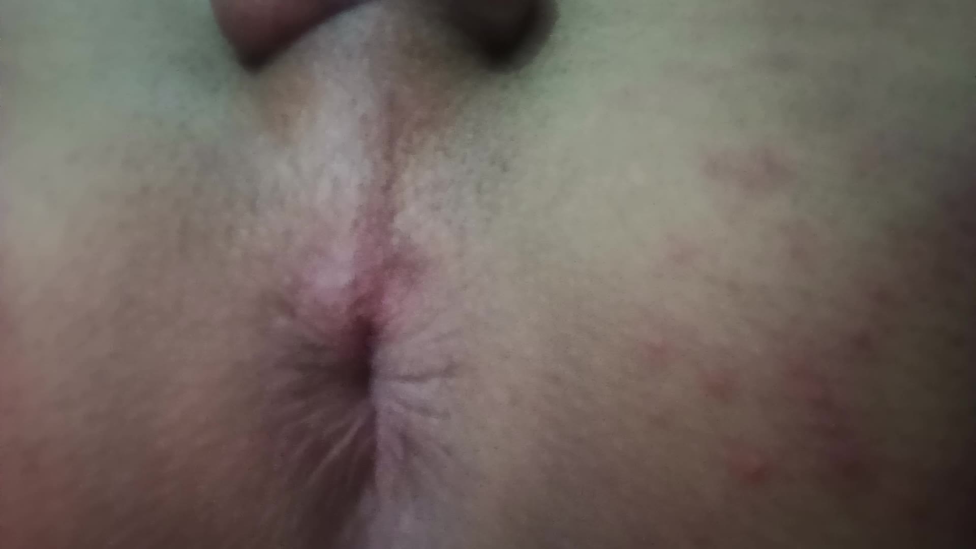 Close-up anal sensual com foco na textura e sensibilidade da pele