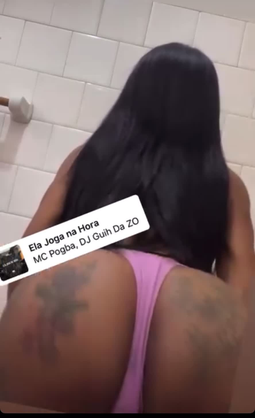 Bunda perfeita em close, rebolando sensual