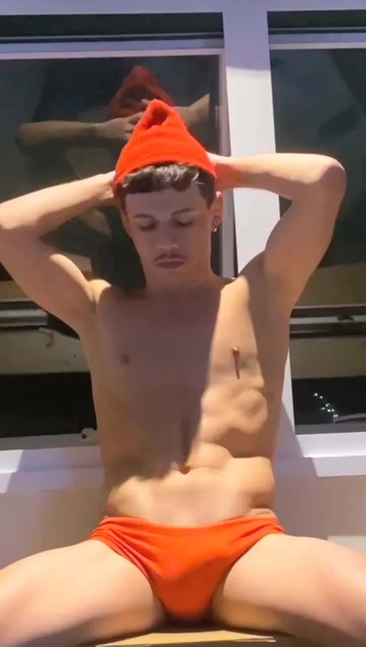 Exibicionismo em sunga vermelha