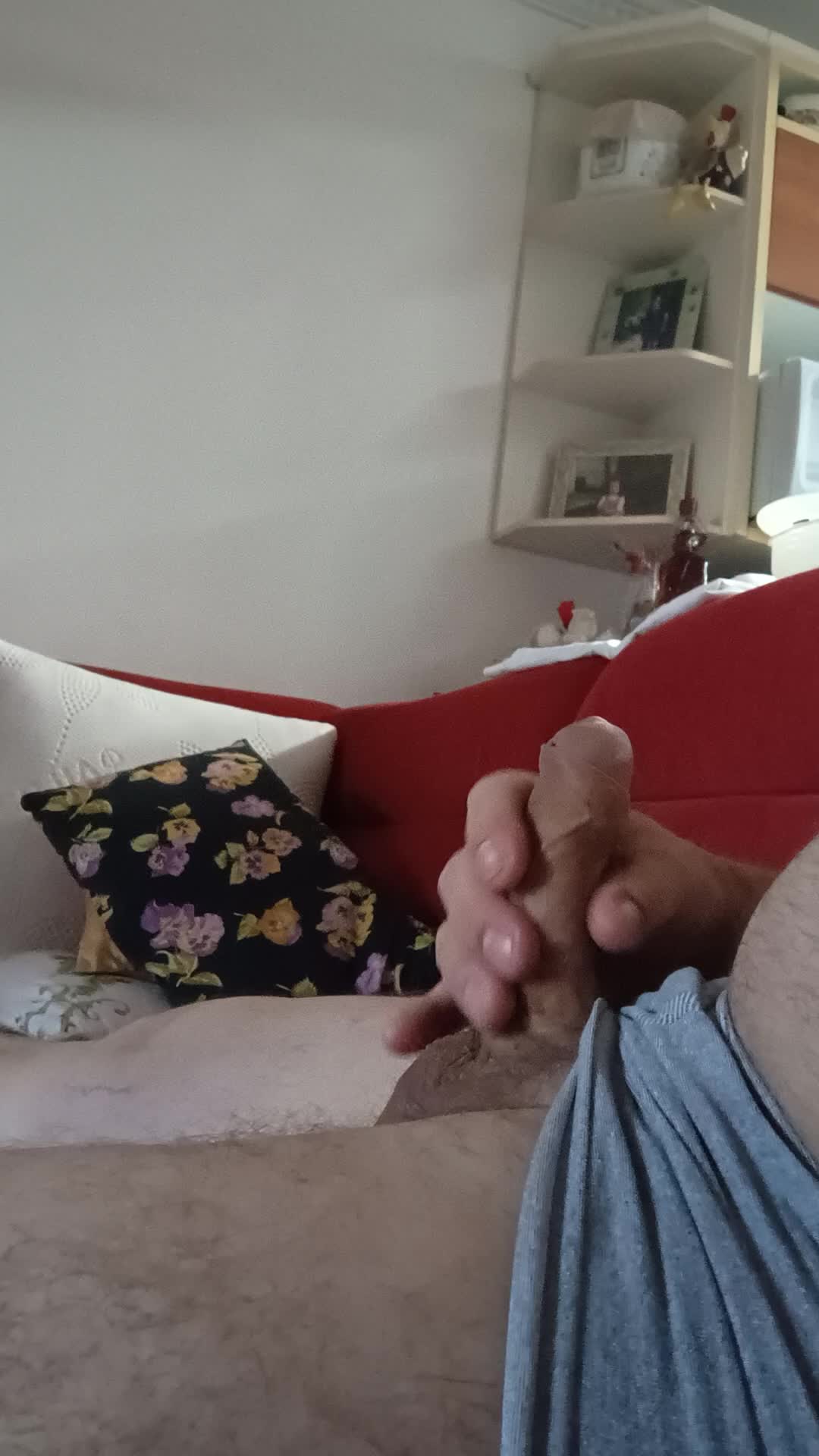 Masturbação amadora provocante no sofá