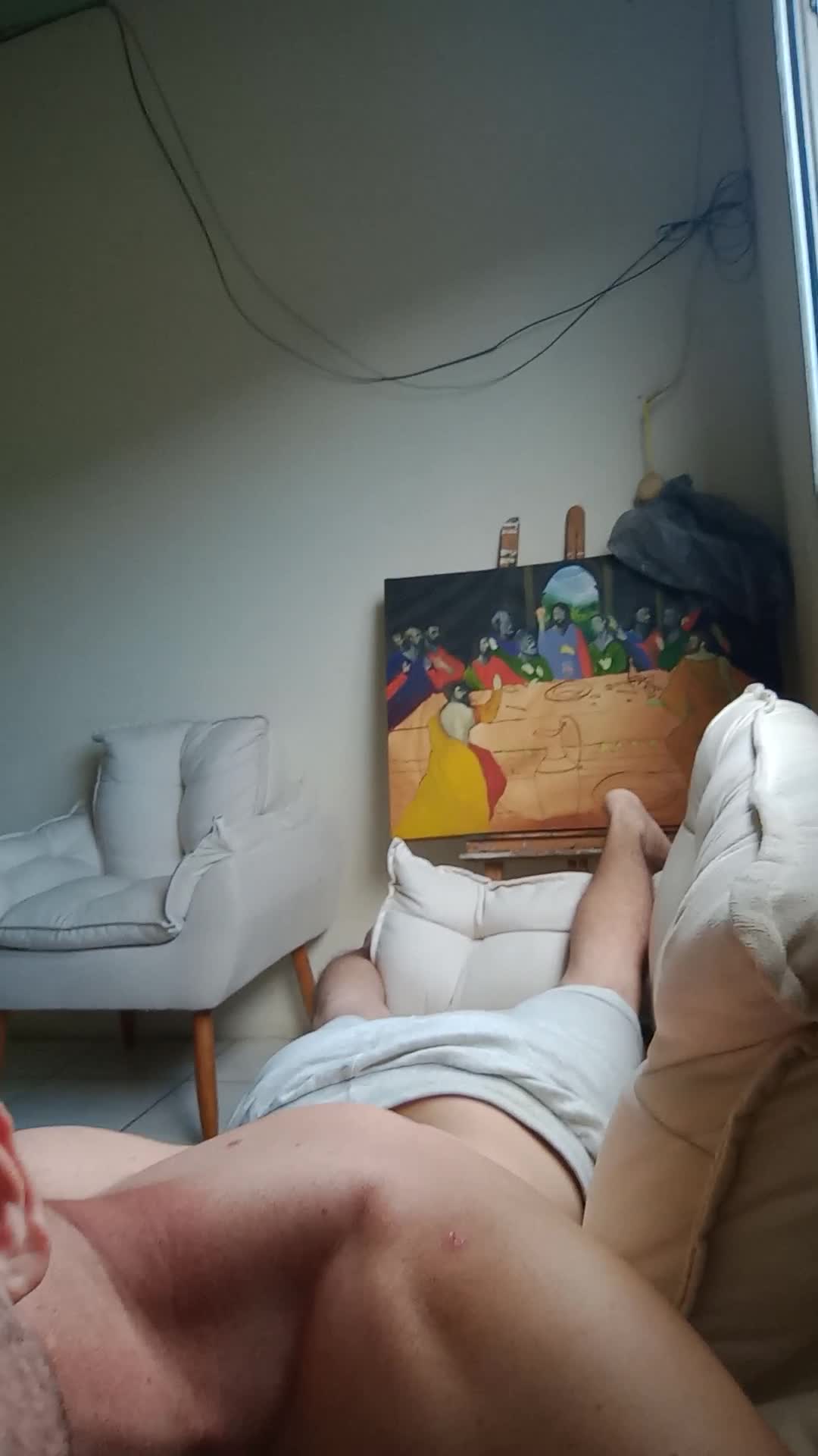 Homem em pose sensual e posições sexuais provocantes