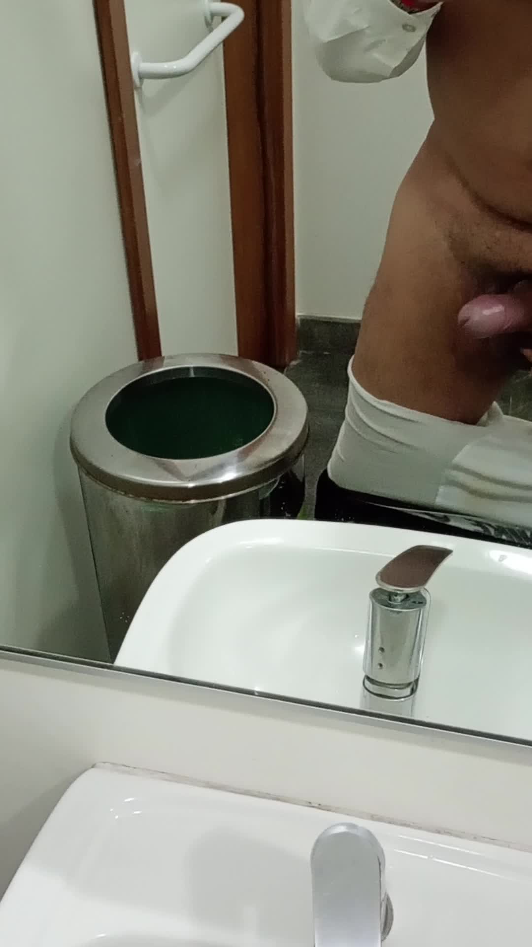 Masturbação e pênis em cena sensual no banheiro