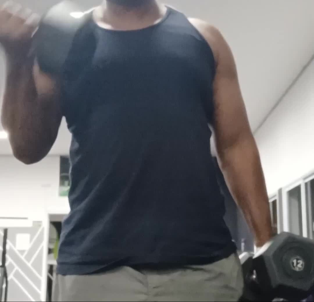 Corpo musculoso e exercícios físicos