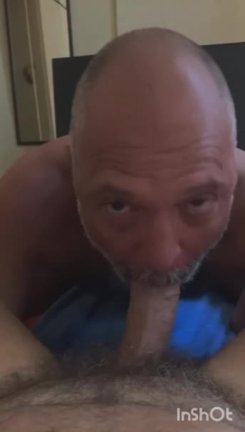 Cena de sexo oral com homem maduro