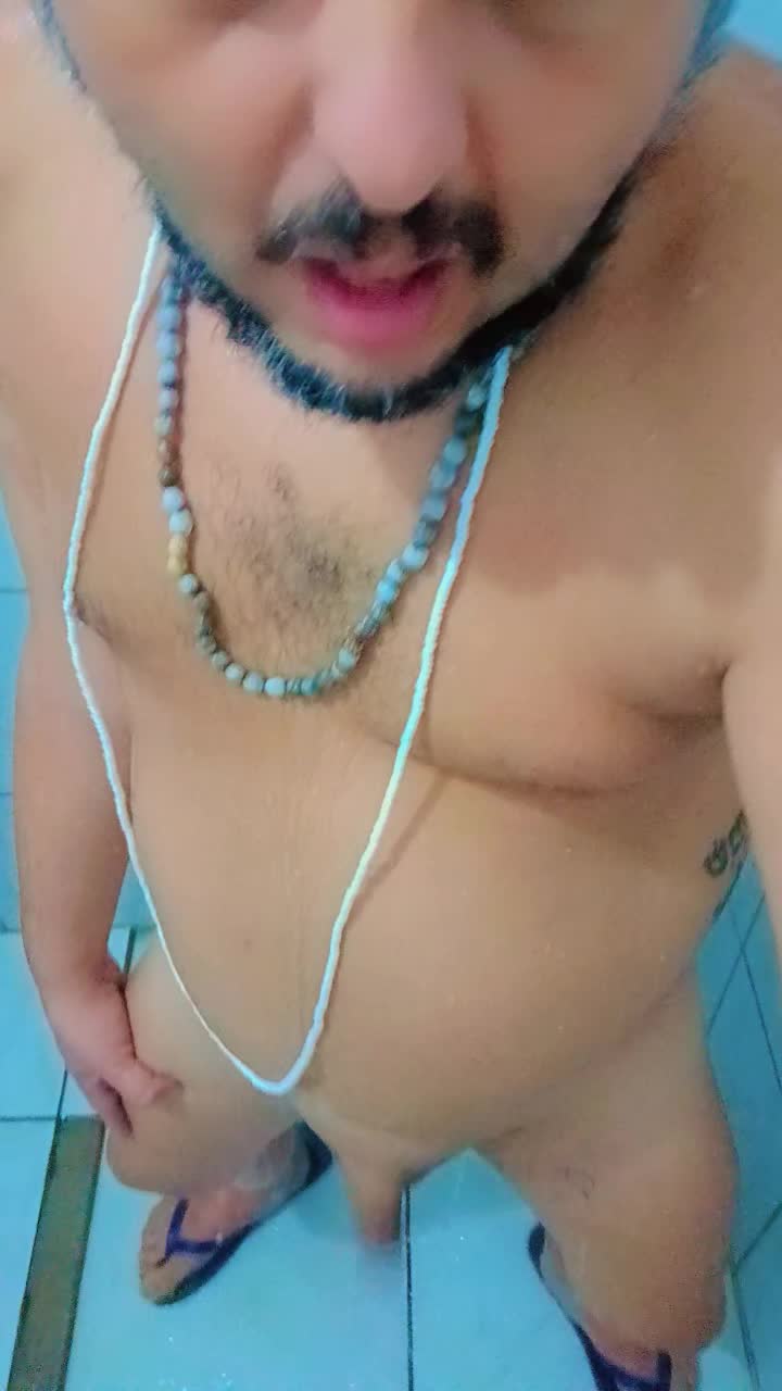 Exibicionismo e banho: homem sensual se exibindo