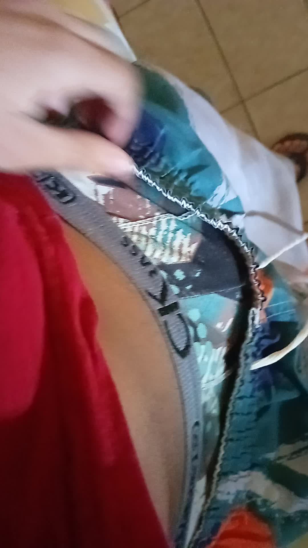 Homem sensual tirando cueca, fetiches de cueca e íntimo