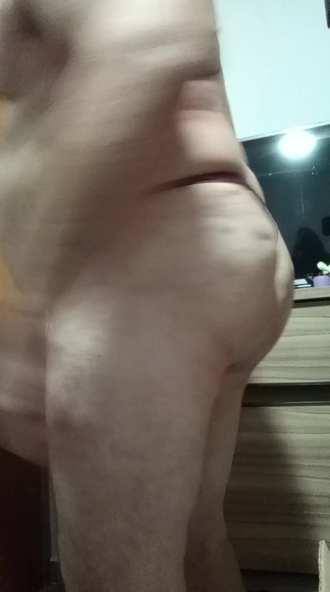 Exibicionismo e bunda gostosa em tanga fio dental
