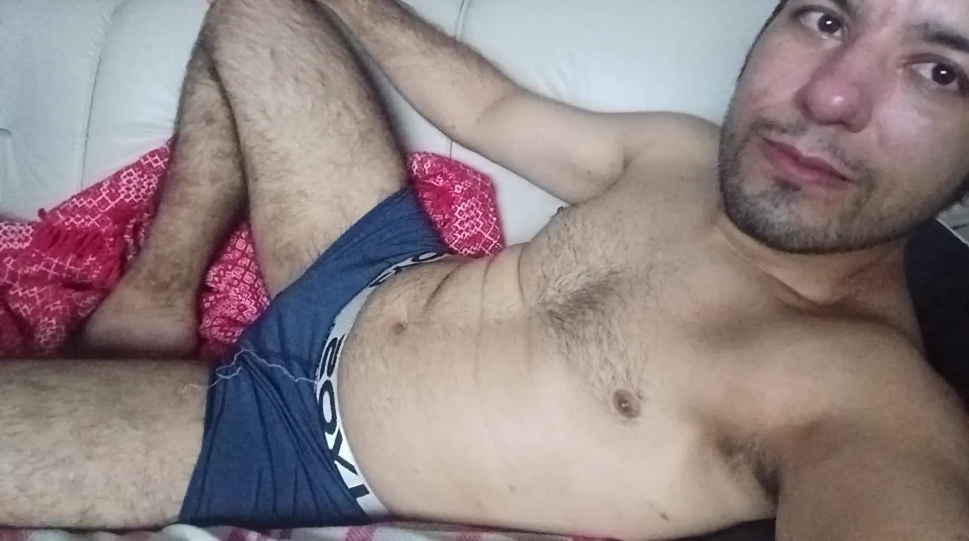 Homem de cueca relaxando em ambiente caseiro