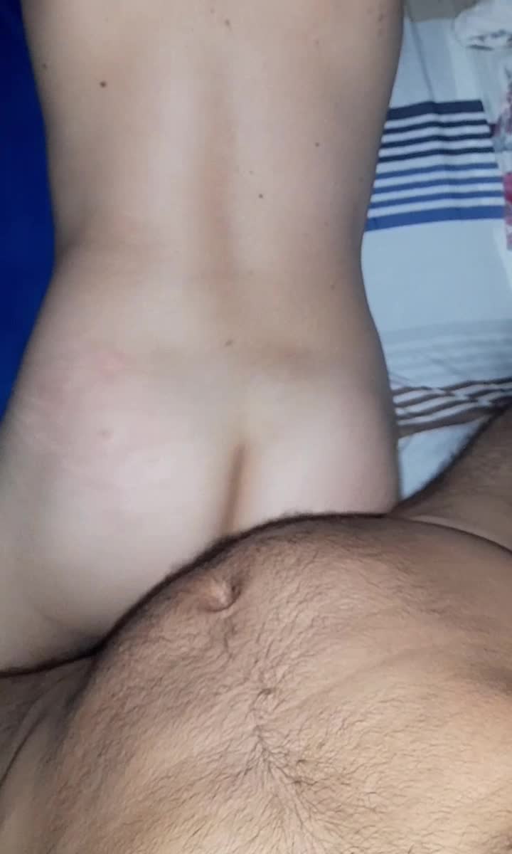 Prazer anal com tapas e gemidos