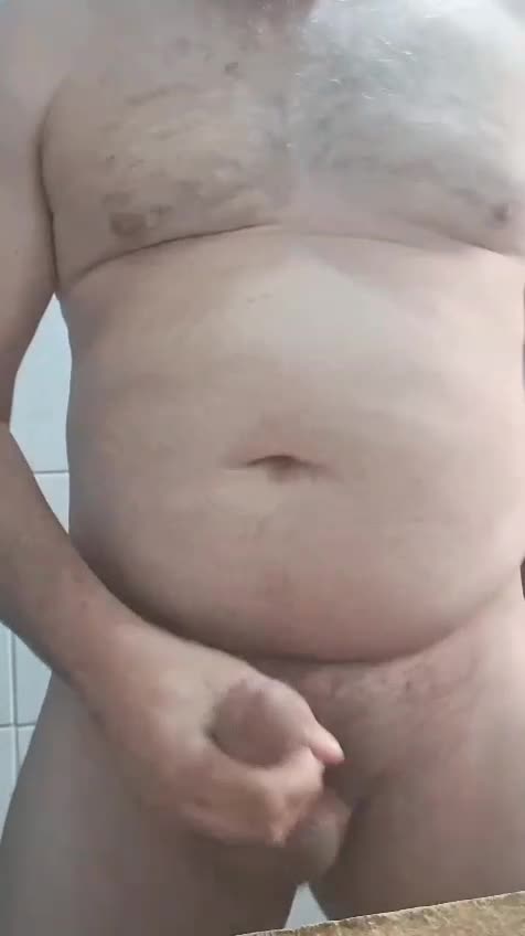 Homem peludo e corpo robusto em masturbação e ejaculação