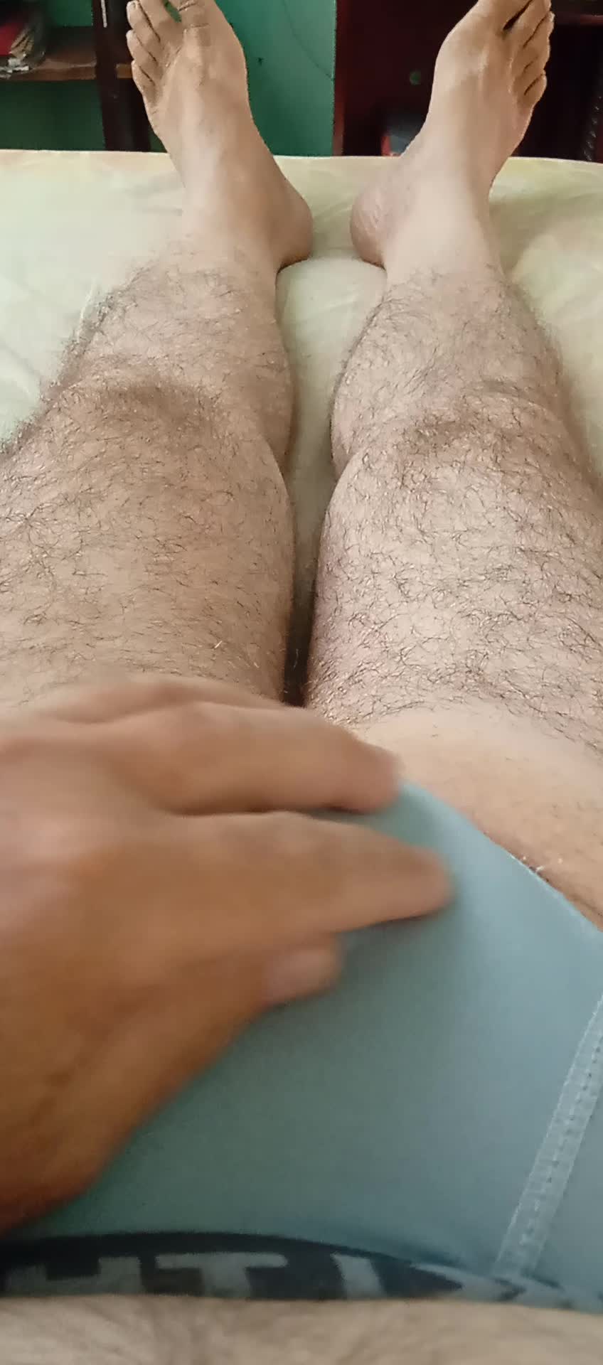 Masturbação e ereção em momento íntimo