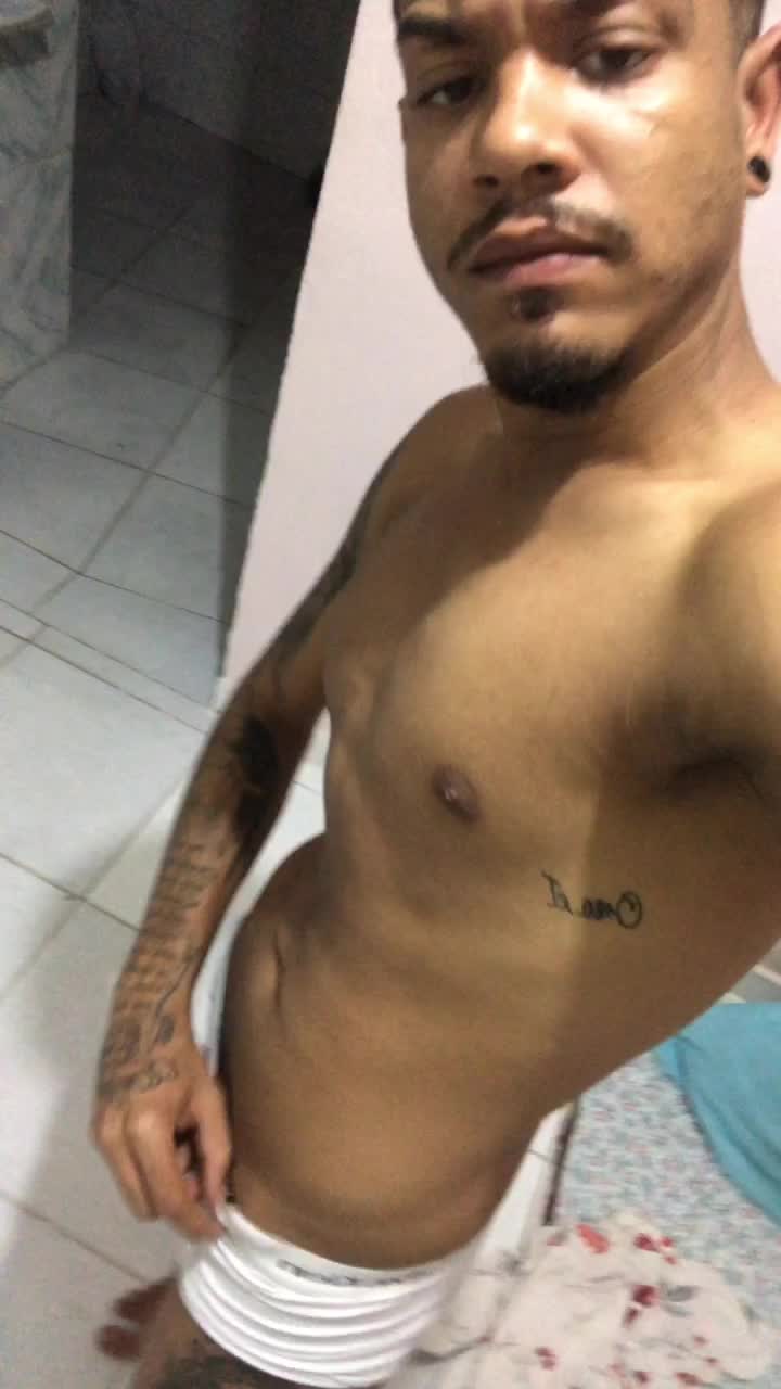 Exibição sensual com cueca e corpo sarado, masturbação provocante