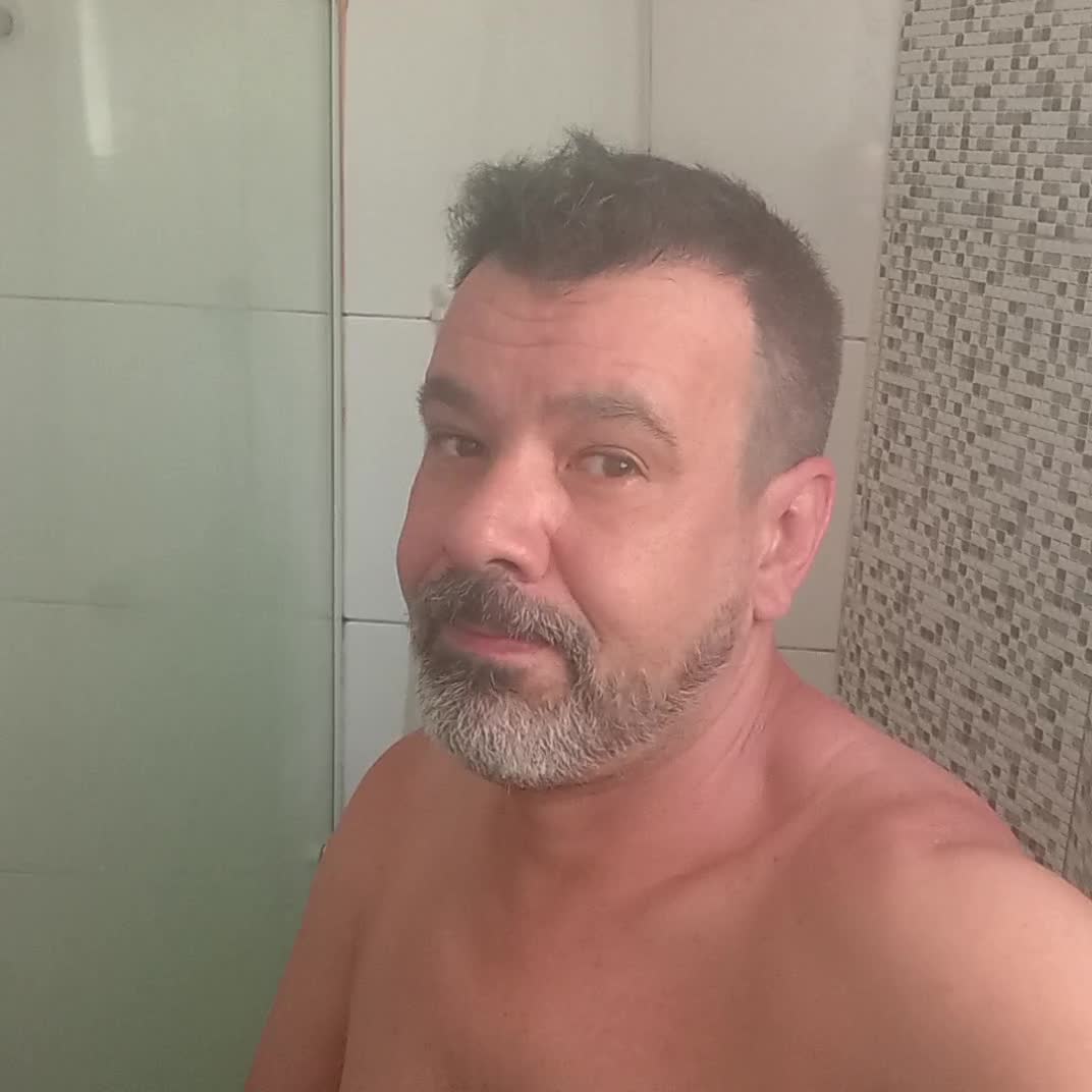 Homem maduro com barba e pelos no banho provocante