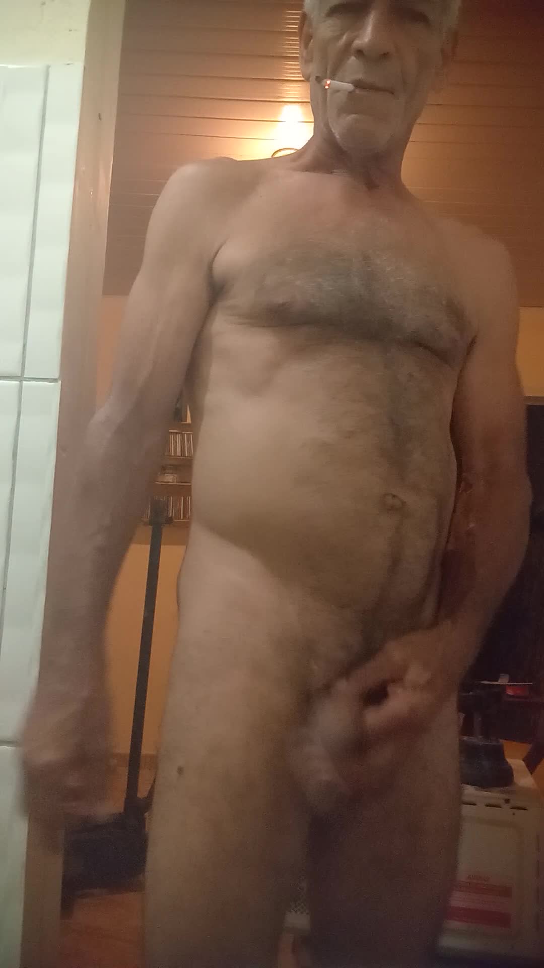 Masturbação, pênis e homem maduro