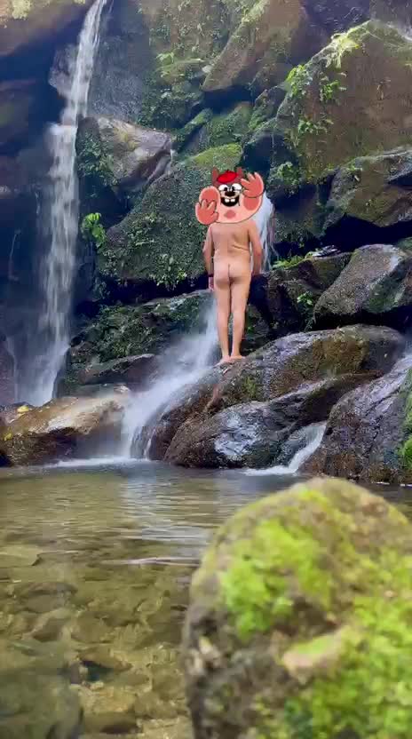 Homem nu em cachoeira - fetiches nudismo, natureza