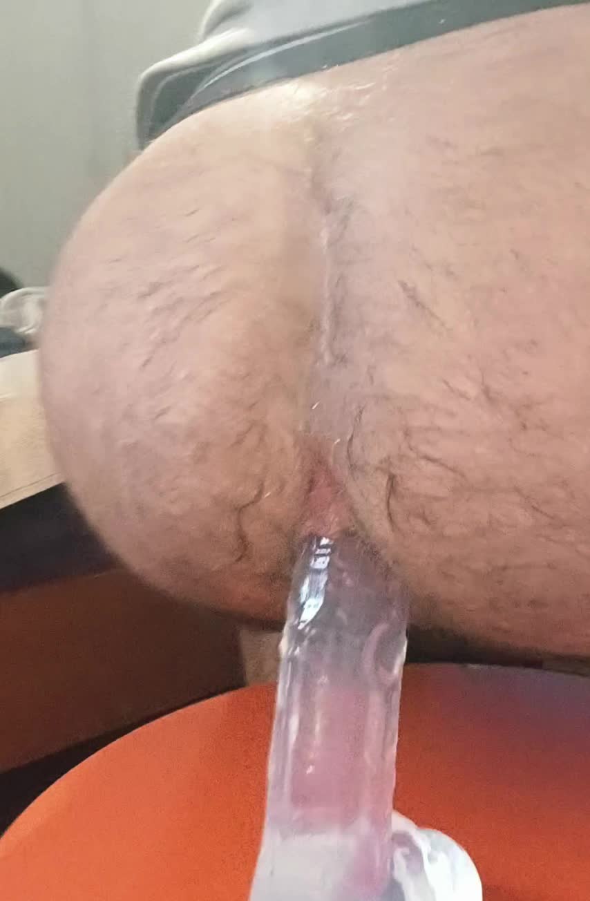 Prazer anal com dildo transparente