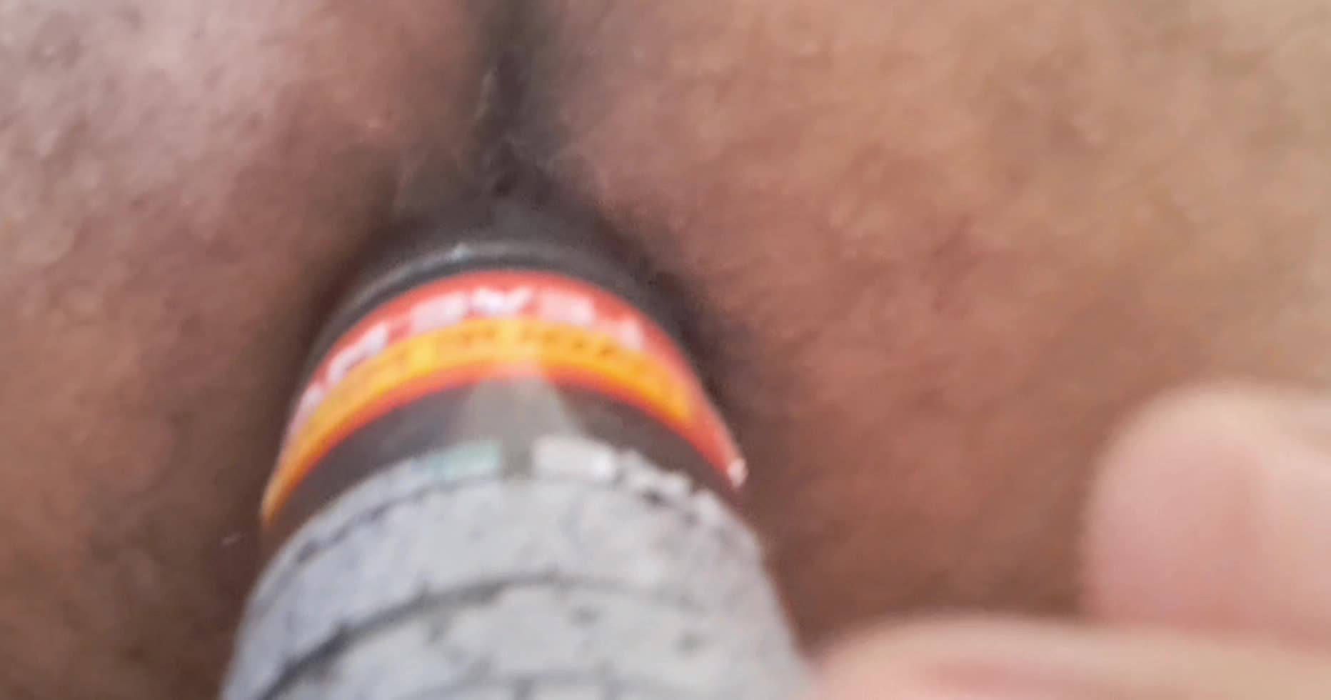 Prazer anal com brinquedos caseiros