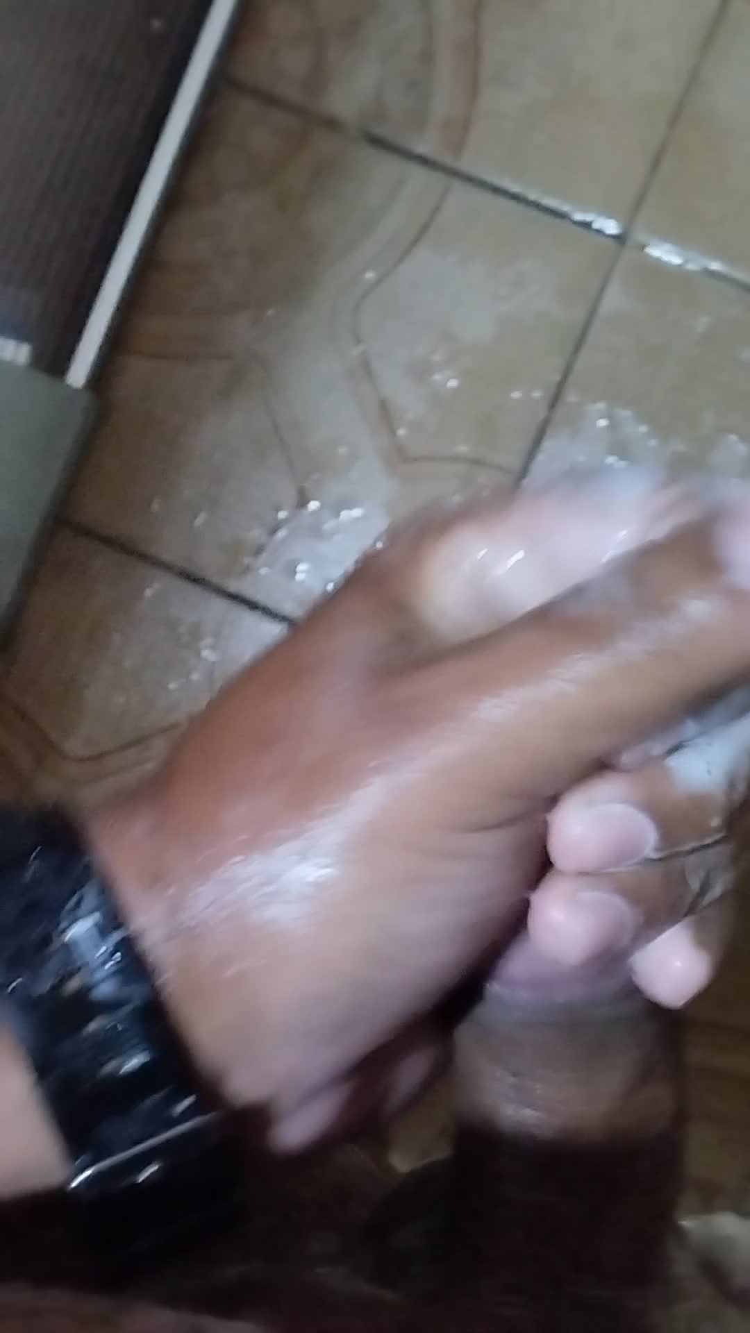 Masturbação solo masculino no chuveiro