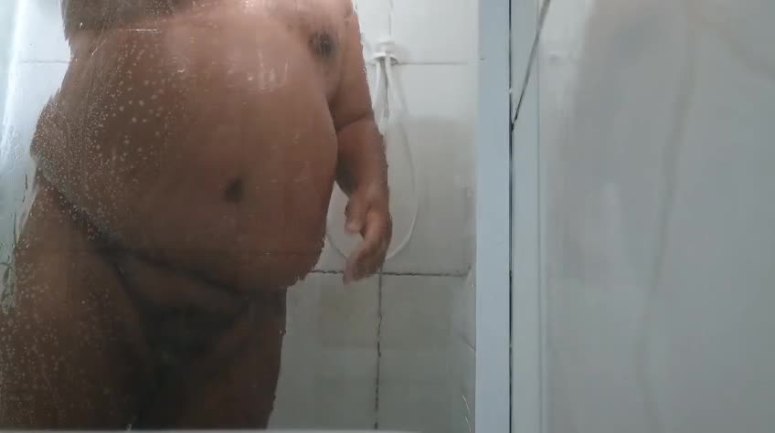 Gostoso gordinho se masturbando no banho